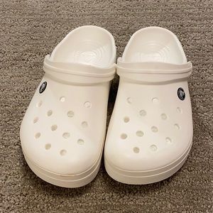 White classic clog crocs size 6 Women/8 Men